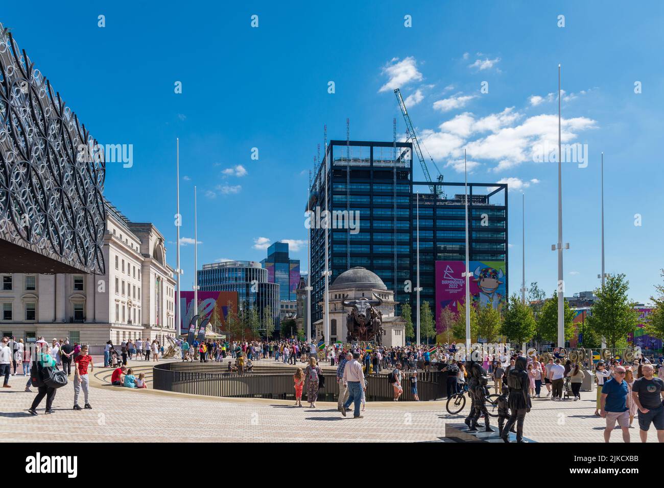 Massen von Besuchern in Birmingham für die Commonwealth Games 2022 beim Betrachten des Stiers, der bei der Eröffnungszeremonie zu sehen war Stockfoto