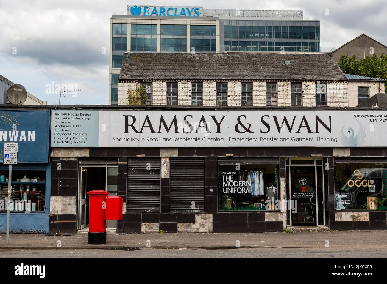 Geschäfte neben dem Hauptsitz der Barclays Bank Campus, ehemals Buchanan Wharf, Nelson Street, Tradeston, Glasgow, Schottland, Großbritannien Stockfoto