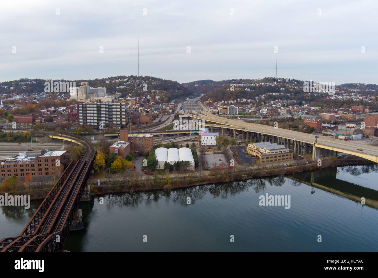 Luftaufnahme von Pittsburgh, Pennsylvania's North Side, über den Allegheny River in der Nähe von North Shore und Troy Hill. Veterans Bridge (I-579) befindet sich auf der Stockfoto
