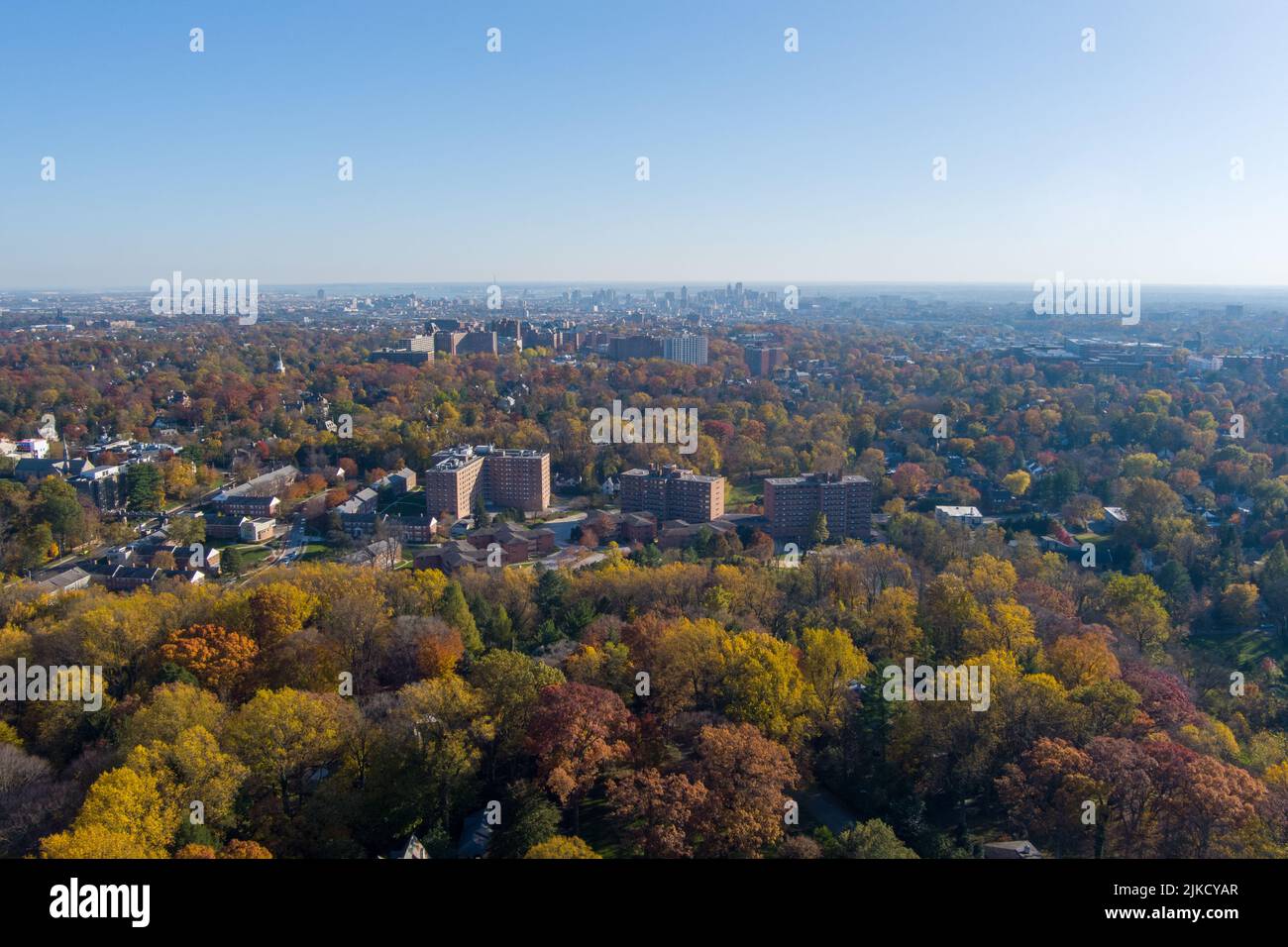 Herbstansicht von Baltimore, Maryland, aufgenommen über dem Roland Park. Hampden, Charles Village und Downtown sind sichtbar. Stockfoto
