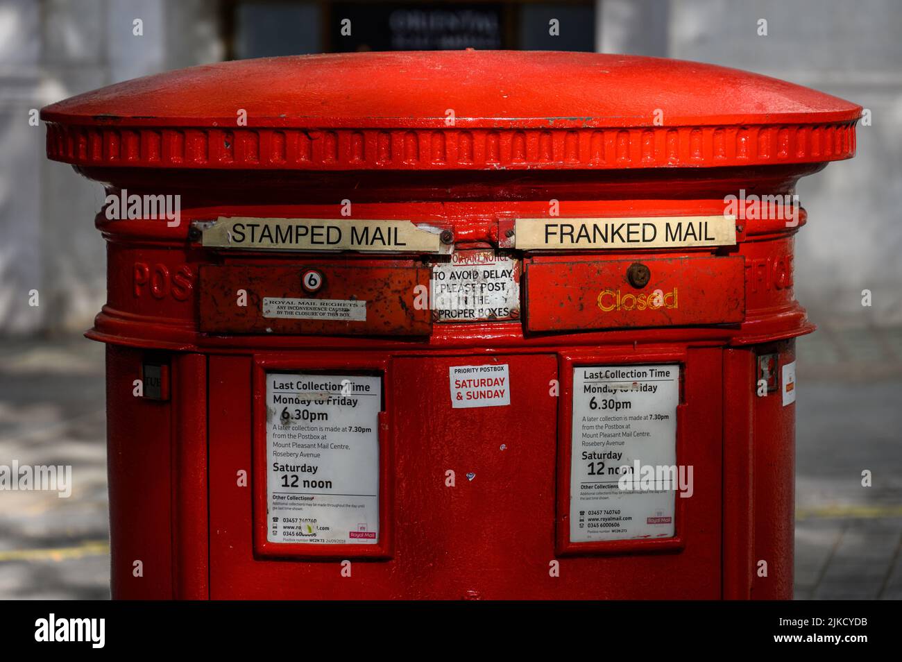 LONDON - 16. Mai 2022: Nahaufnahme einer alten traditionellen britischen roten Postbox Stockfoto