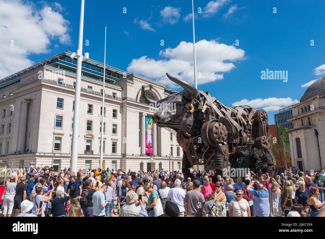 Massen von Besuchern in Birmingham für die Commonwealth Games 2022 beim Betrachten des Stiers, der bei der Eröffnungszeremonie zu sehen war Stockfoto