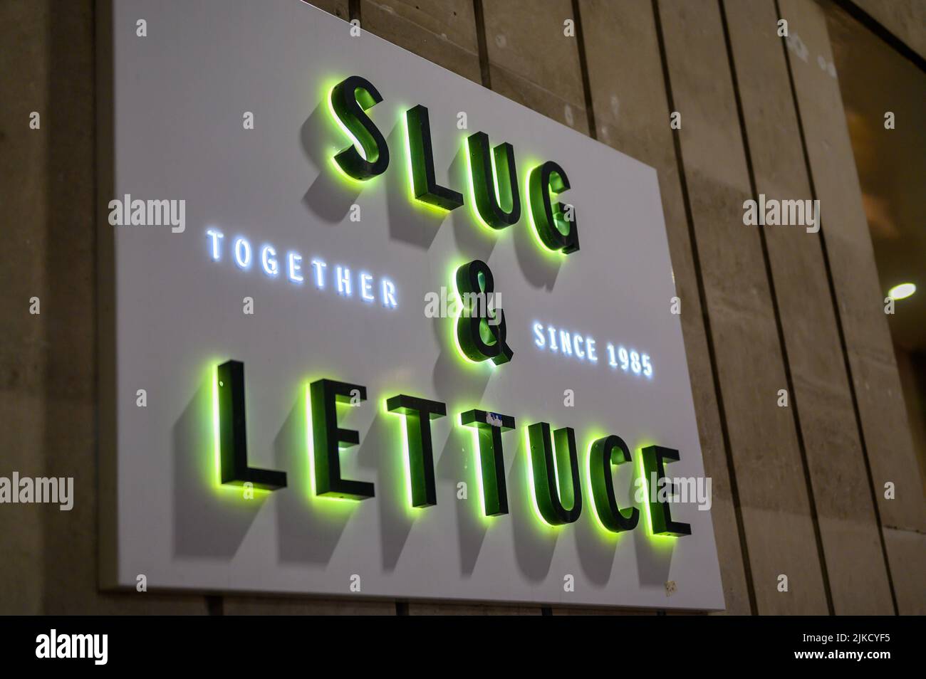 LONDON - 17. Mai 2022: Beleuchtetes Schild für Slug und Salatpub bei Nacht Stockfoto
