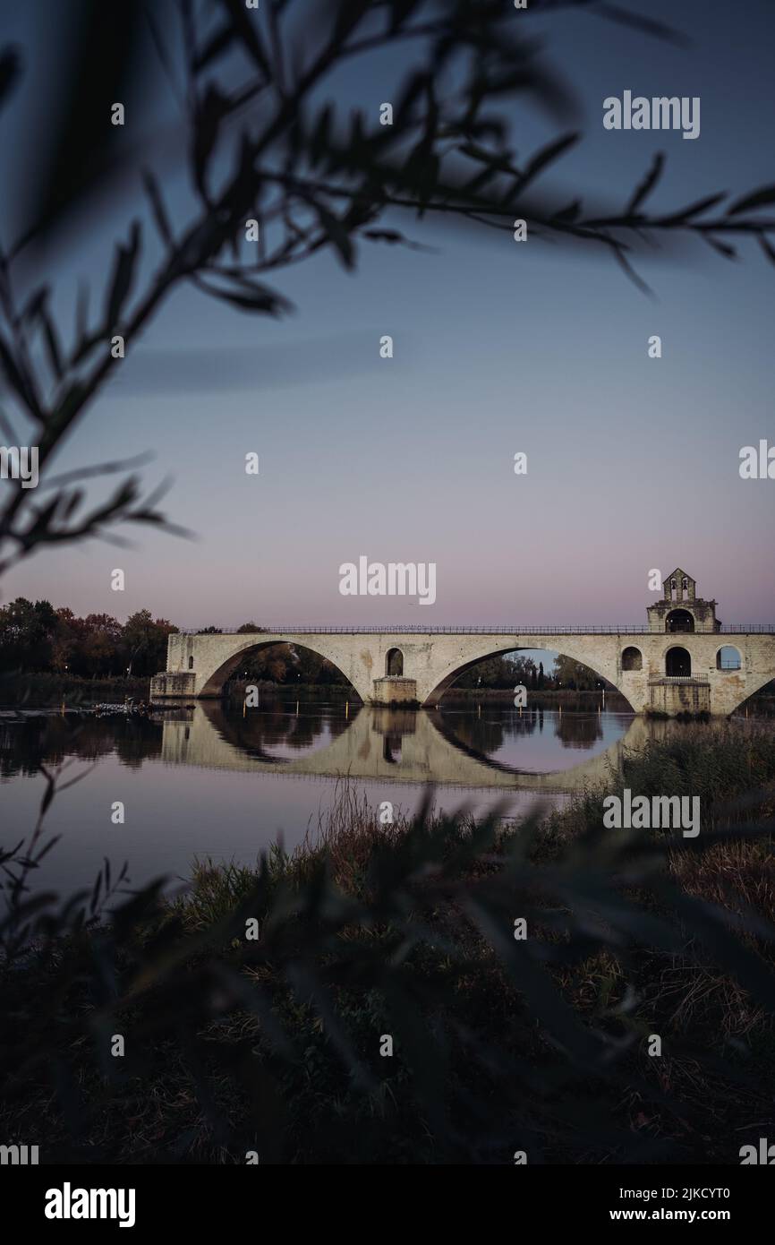 Eine wunderschöne Aussicht auf die berühmte Brücke Pont Saint-Benezet über die Rhone während des Sonnenuntergangs in Avignon, Frankreich Stockfoto