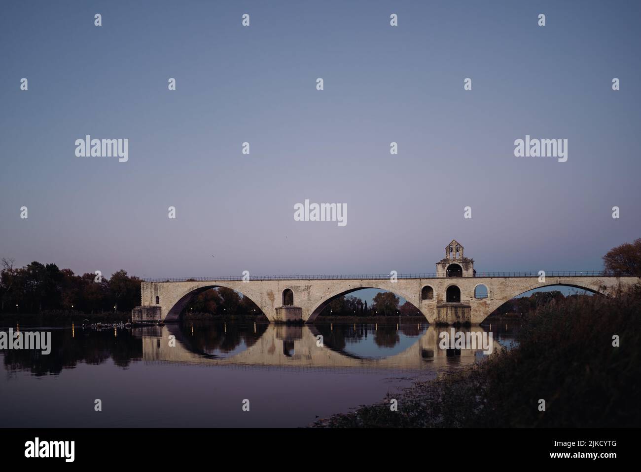 Eine wunderschöne Aussicht auf die berühmte Brücke Pont Saint-Benezet über die Rhone während des Sonnenuntergangs in Avignon, Frankreich Stockfoto