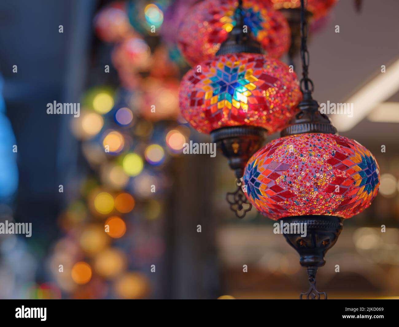 Farbenfrohe türkische Hängelampen in verschiedenen Farben und Größen. Türkische Mosaiklämmer. Glasmosaiklampe im großen Basar. Handgemachtes Mosaik Vintage Ottom Stockfoto