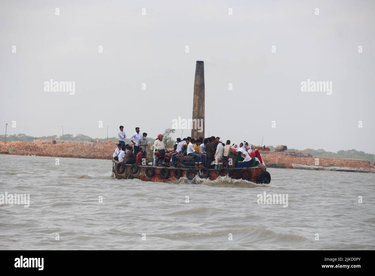 17-Apr-22 Babuganj, Barisal, Bangladesch.kleine Fischerboote schwimmen im Fluss. Stockfoto