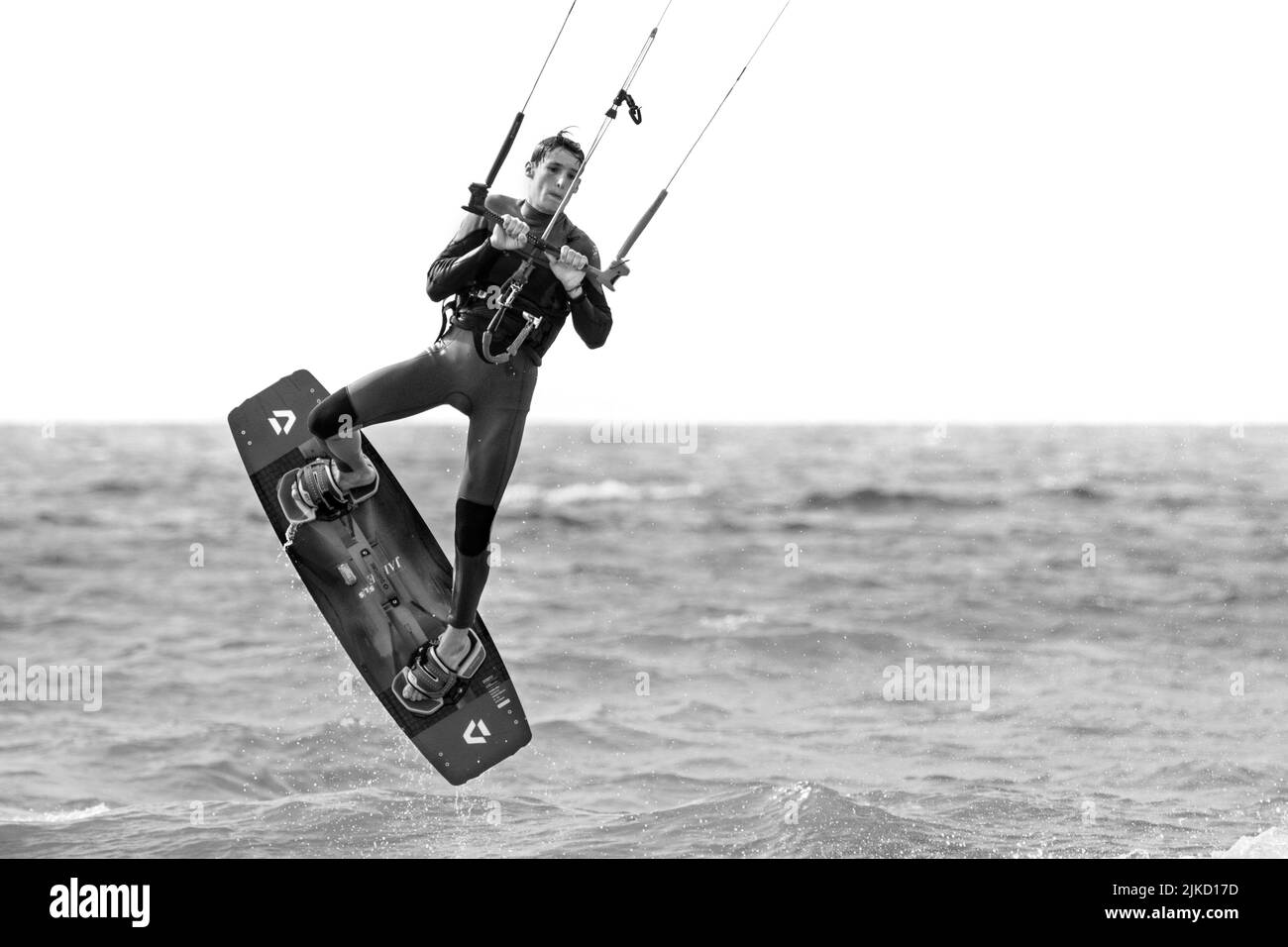 Kitesurfen zeigt Kiteboarder / Kitesurfer an einem windigen Tag auf einem Twintip Board Springen an der Nordsee Stockfoto