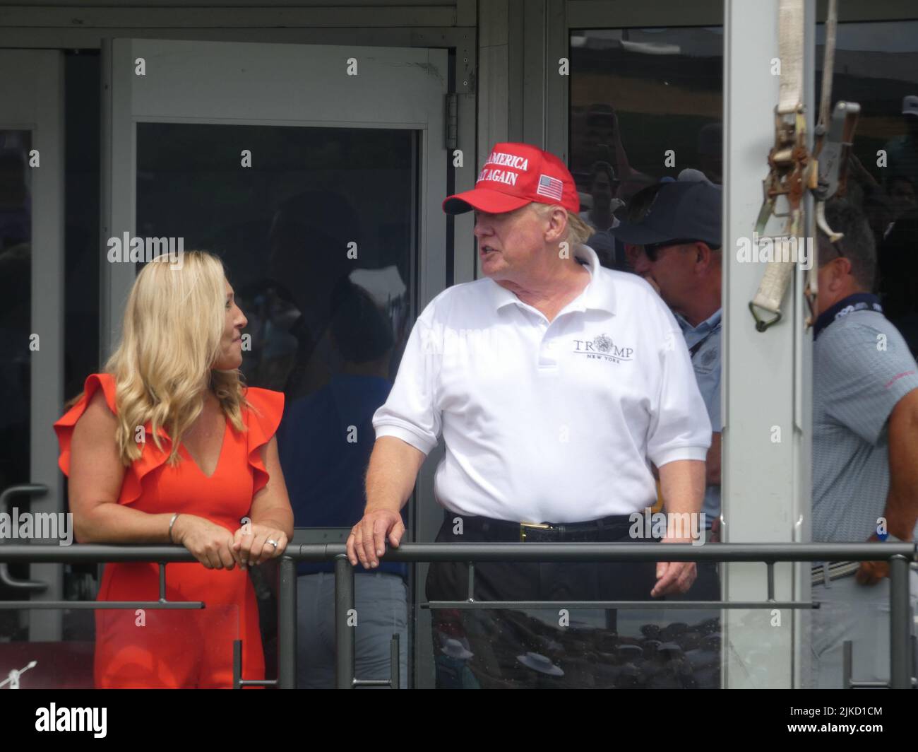 Bedminster, New Jersey, USA. 31.. Juli 2022. 2022 LIV Invitational Golf Tournament, Trump National Golf Club, 900 Lamington Rd., Bedminster NJ 07921, USA. 31. Juli 2022. Der ehemalige US-Präsident Donald Trump wird von der radikalkonservativen US-Kongressabgeordneten Marjorie Taylor Greene (R-GA) für das LIV Invitational Golf Tournament 2022 im Trump National Golf Club in Bedminster, New Jersey, begleitet. Quelle: ©Julia Mineeva/EGBN TV News/Alamy Live News Stockfoto