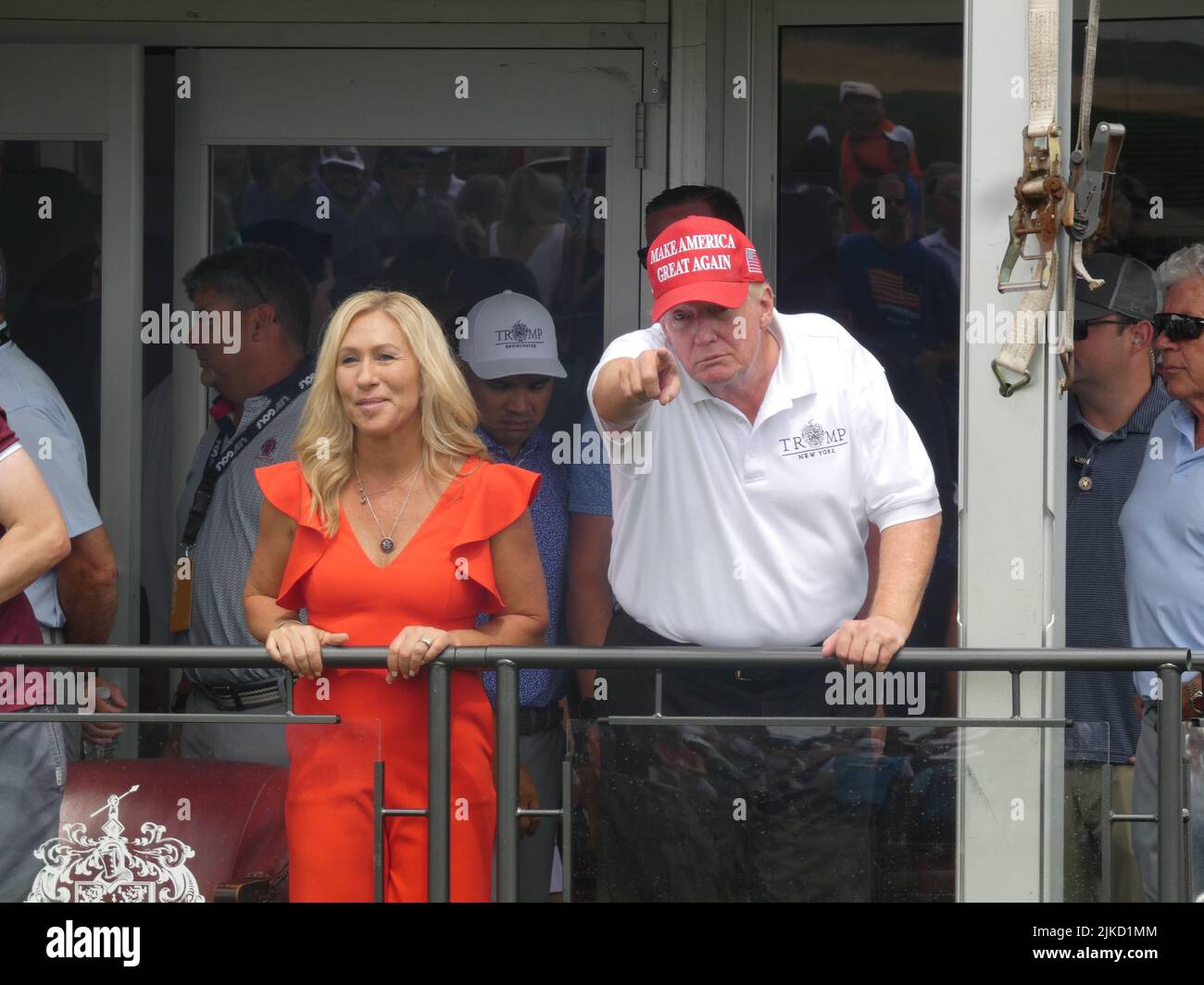Bedminster, New Jersey, USA. 31.. Juli 2022. 2022 LIV Invitational Golf Tournament, Trump National Golf Club, 900 Lamington Rd., Bedminster NJ 07921, USA. 31. Juli 2022. Der ehemalige US-Präsident Donald Trump wird von der radikalkonservativen US-Kongressabgeordneten Marjorie Taylor Greene (R-GA) für das LIV Invitational Golf Tournament 2022 im Trump National Golf Club in Bedminster, New Jersey, begleitet. Quelle: ©Julia Mineeva/EGBN TV News/Alamy Live News Stockfoto