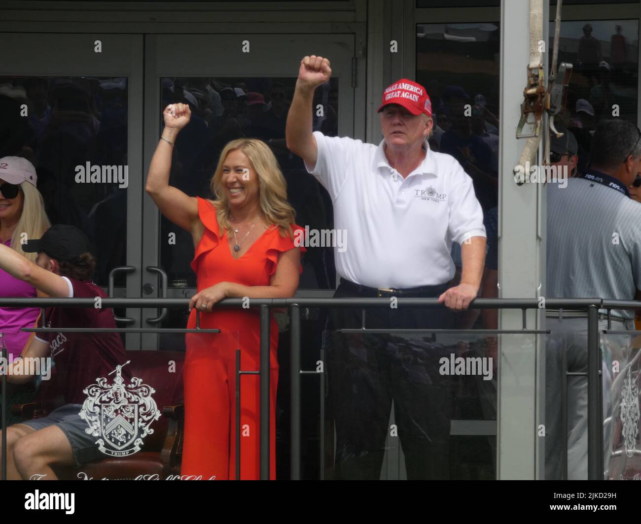 Bedminster, New Jersey, USA. 31.. Juli 2022. 2022 LIV Invitational Golf Tournament, Trump National Golf Club, 900 Lamington Rd., Bedminster NJ 07921, USA. 31. Juli 2022. Der ehemalige US-Präsident Donald Trump wird von der radikalkonservativen US-Kongressabgeordneten Marjorie Taylor Greene (R-GA) für das LIV Invitational Golf Tournament 2022 im Trump National Golf Club in Bedminster, New Jersey, begleitet. Quelle: ©Julia Mineeva/EGBN TV News/Alamy Live News Stockfoto