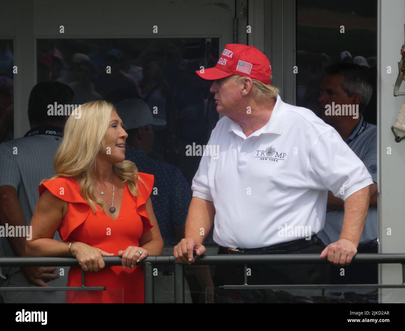 Bedminster, New Jersey, USA. 31.. Juli 2022. 2022 LIV Invitational Golf Tournament, Trump National Golf Club, 900 Lamington Rd., Bedminster NJ 07921, USA. 31. Juli 2022. Der ehemalige US-Präsident Donald Trump wird von der radikalkonservativen US-Kongressabgeordneten Marjorie Taylor Greene (R-GA) für das LIV Invitational Golf Tournament 2022 im Trump National Golf Club in Bedminster, New Jersey, begleitet. Quelle: ©Julia Mineeva/EGBN TV News/Alamy Live News Stockfoto