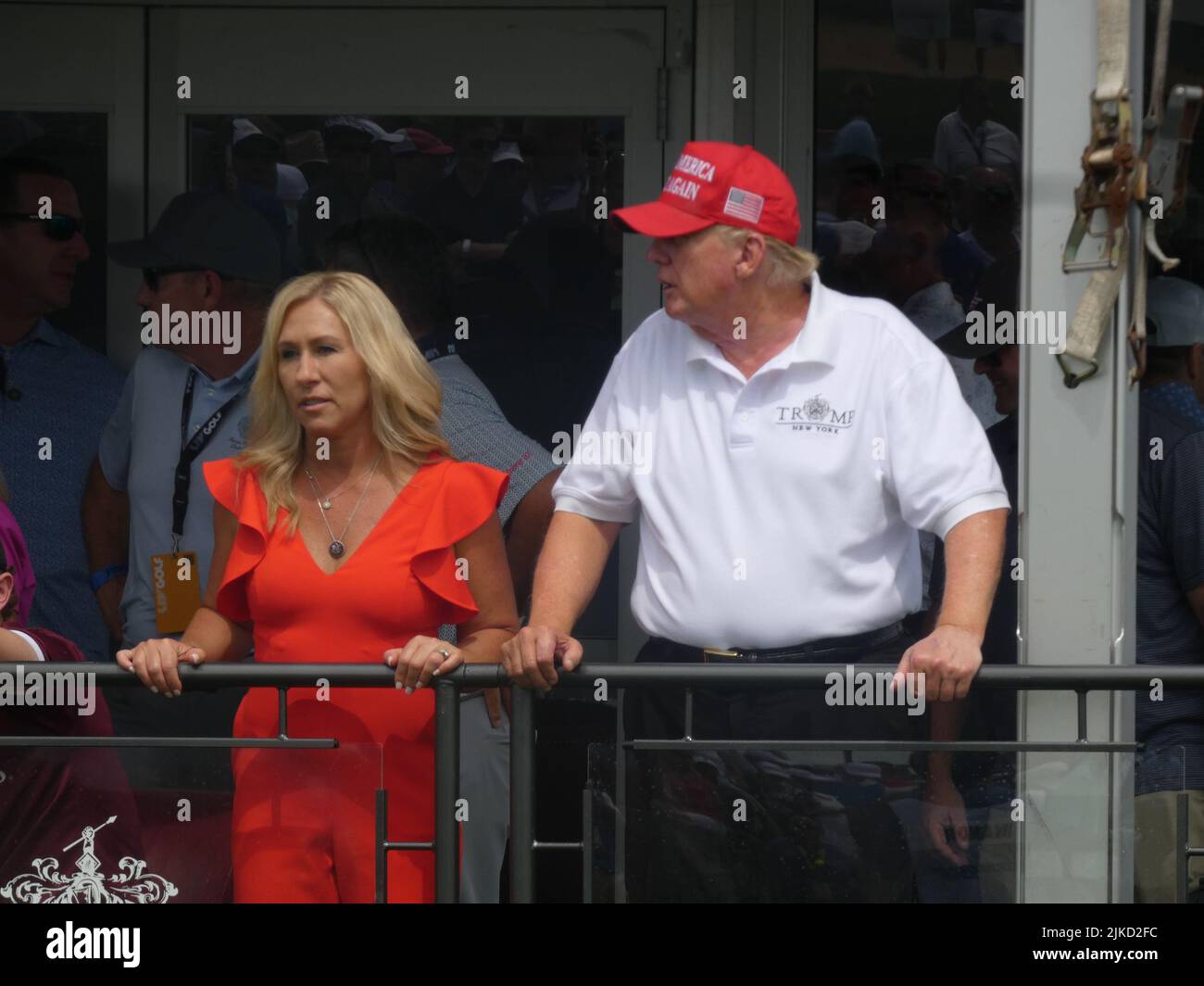 Bedminster, New Jersey, USA. 31.. Juli 2022. 2022 LIV Invitational Golf Tournament, Trump National Golf Club, 900 Lamington Rd., Bedminster NJ 07921, USA. 31. Juli 2022. Der ehemalige US-Präsident Donald Trump wird von der radikalkonservativen US-Kongressabgeordneten Marjorie Taylor Greene (R-GA) für das LIV Invitational Golf Tournament 2022 im Trump National Golf Club in Bedminster, New Jersey, begleitet. Quelle: ©Julia Mineeva/EGBN TV News/Alamy Live News Stockfoto