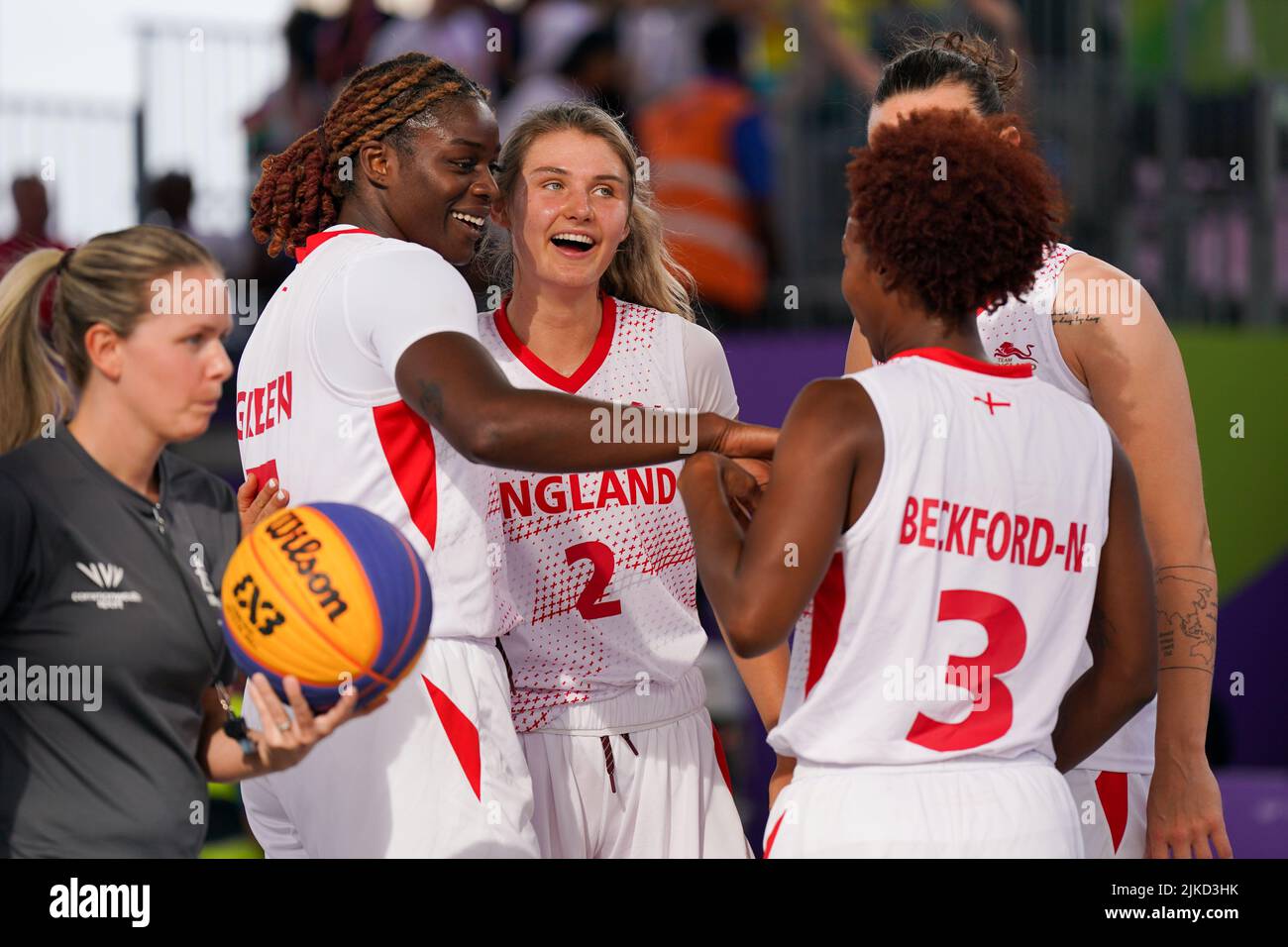 Die englischen Spieler feiern, nachdem sie das 3x3 Basketball Viertelfinale der Frauen gegen Kenia in Smithfield am vierten Tag der Commonwealth Games 2022 in Birmingham gewonnen haben. Bilddatum: Montag, 1. August 2022. Stockfoto