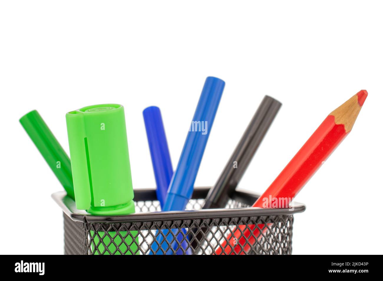 Mehrere farbige Filzstifte in einem Bürocontainer, Nahaufnahme, isoliert auf weißem Hintergrund. Stockfoto