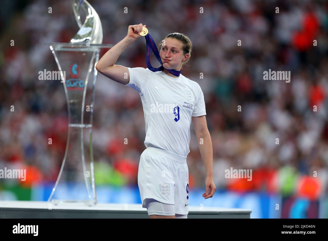 31.. Juli 2022; Wembley Stadium, London, England: Finale der Frauen im European International, England gegen Deutschland: Ellen White aus England mit Siegermedaille Stockfoto