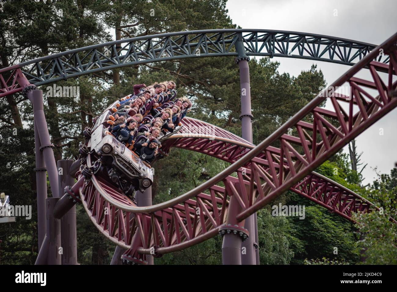 the-alton-towers-intamin-rocket-auch-bekannt-als-rita-in-der-dark