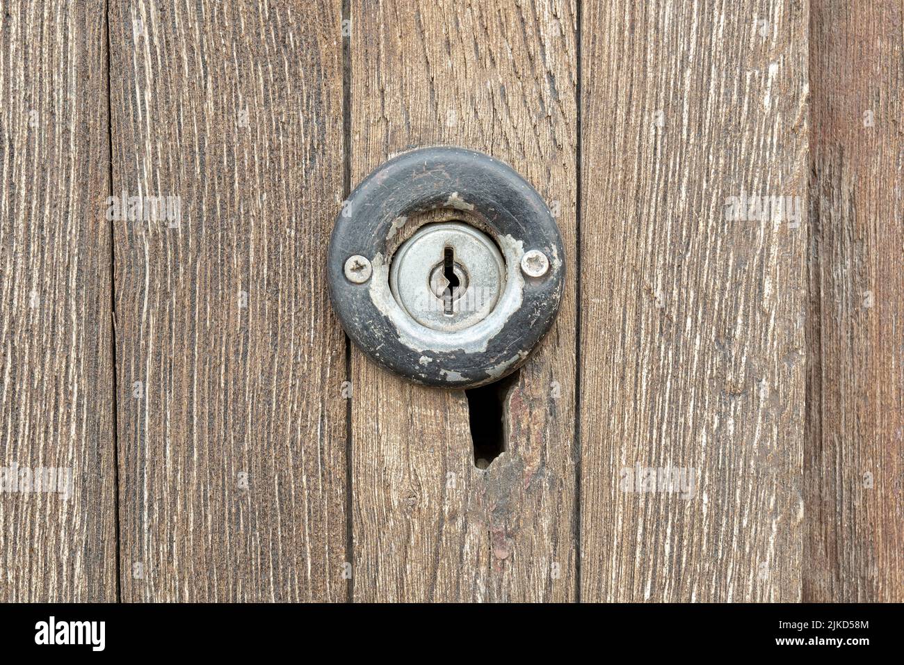 Altes kleines rundes Schlüsselloch an einer antiken, abgenutzten Holztür aus nächster Nähe, Schlüsselloch, einfache Ansicht des Schlosses, Nahaufnahme des Objekts, Frontalaufnahme, Details der Türen, Ro Stockfoto