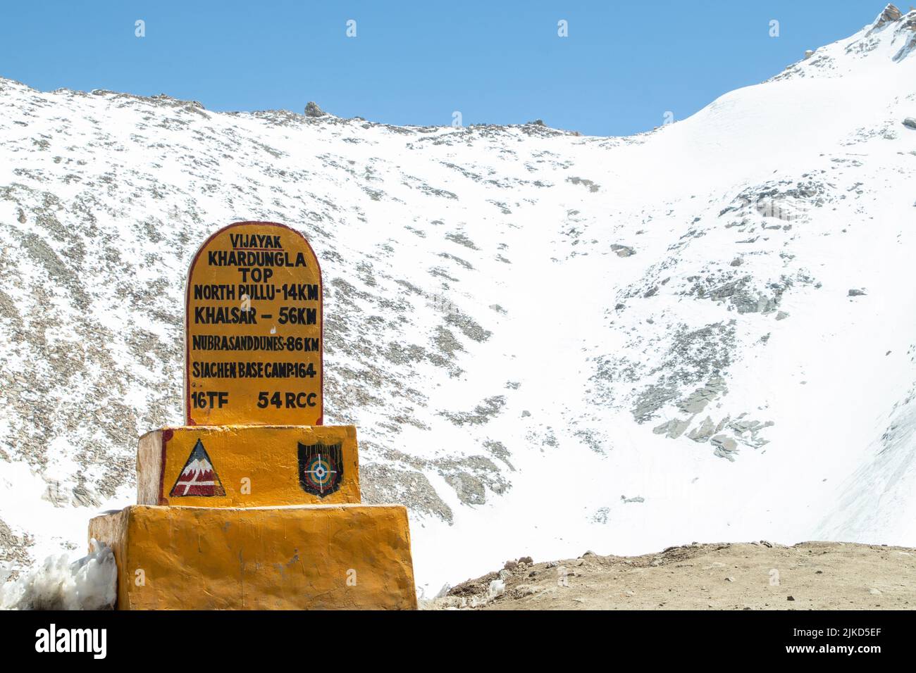 Khardungla Leh India 08 April 2022 der Khardung La oder Khardung Pass ist eine der höchsten befahrbaren Straßen der Welt und das Tor zu Nubra, Shyok Valleys Stockfoto