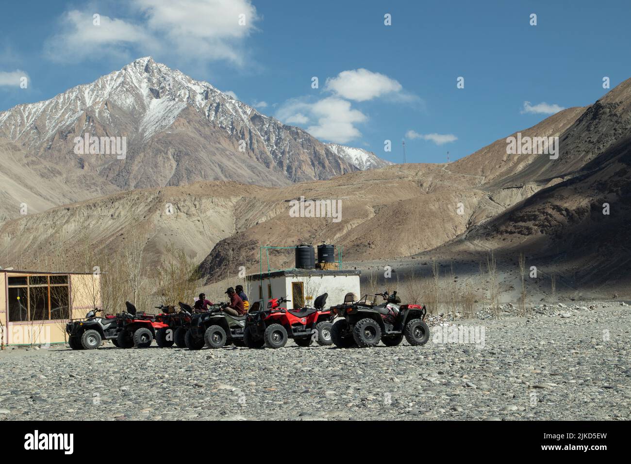 North Pullu, Leh, Indien 08 April 2022 - Go Cart oder Kart Adventure Sports Station for Joy Ride through the Rocky Hills and Mountain of Great Himalayas Stockfoto