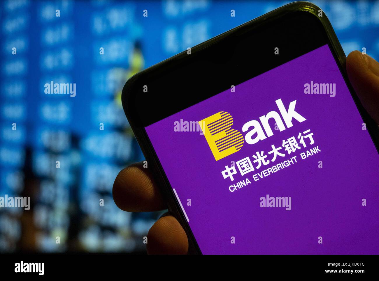 China. 25.. Juli 2022. In dieser Abbildung wird das chinesische staatliche Bank- und Finanzdienstleistungsunternehmen China Everbright Logo auf einem Smartphone-Bildschirm angezeigt. (Bild: © Budrul Chukrut/SOPA Images via ZUMA Press Wire) Stockfoto