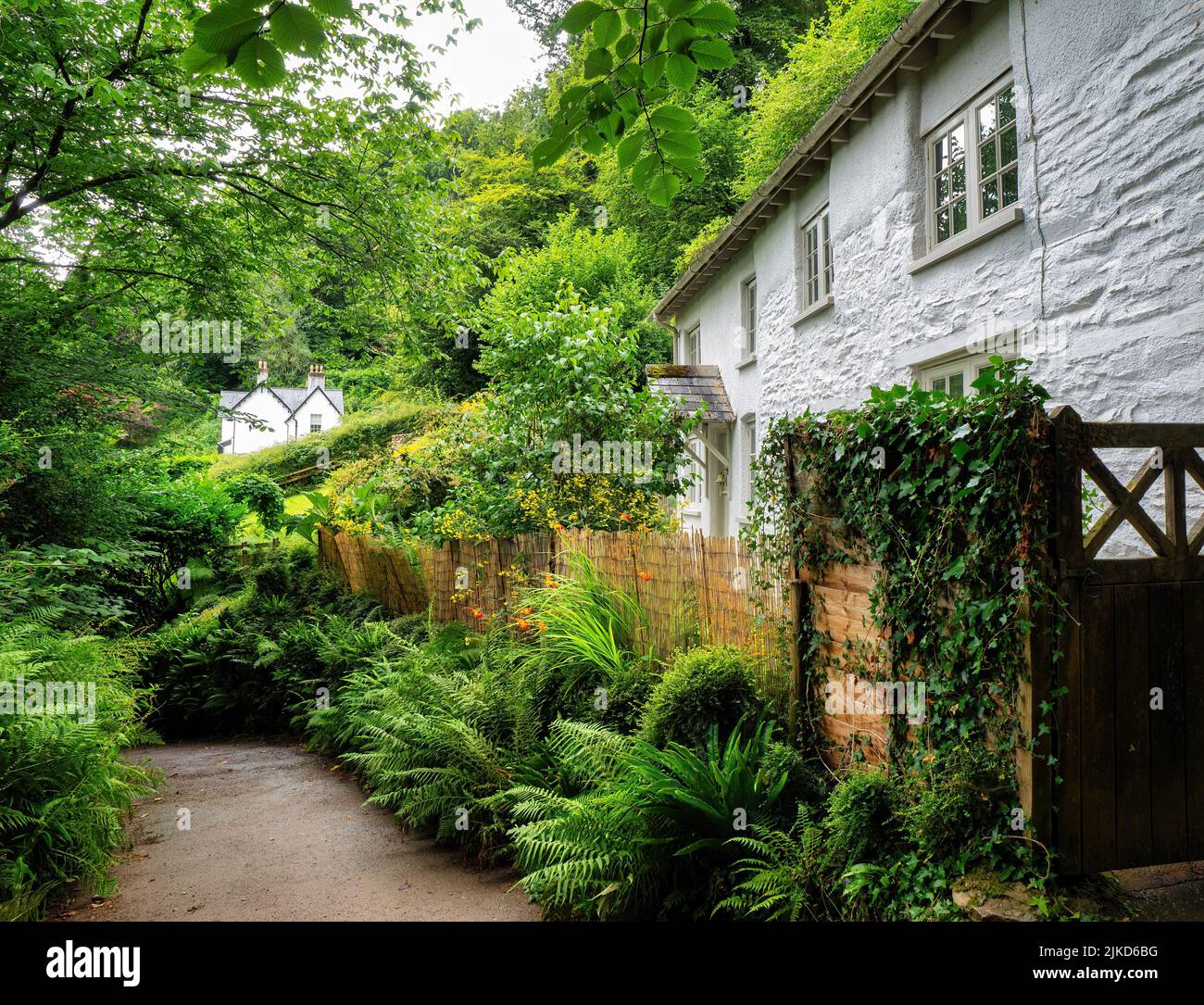 Eines der sehr malerischen Cottages an der Oldberry Lane in Dulverton, Exmoor. Stockfoto