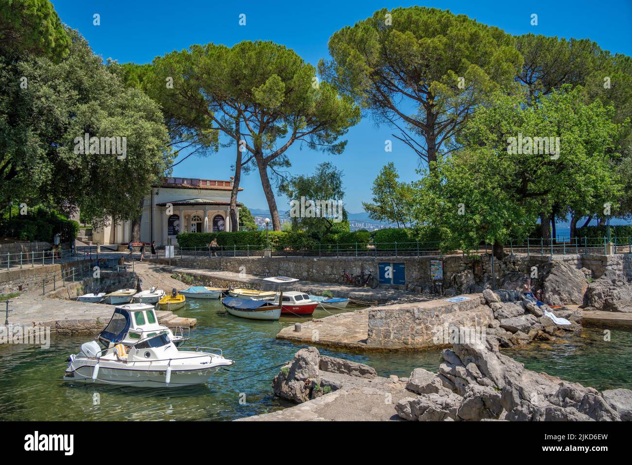 Blick auf felsigen Einlass und Boote, die Promenade Lungomare, Opatija, Kvarner Bucht, Kroatien, Europa Stockfoto