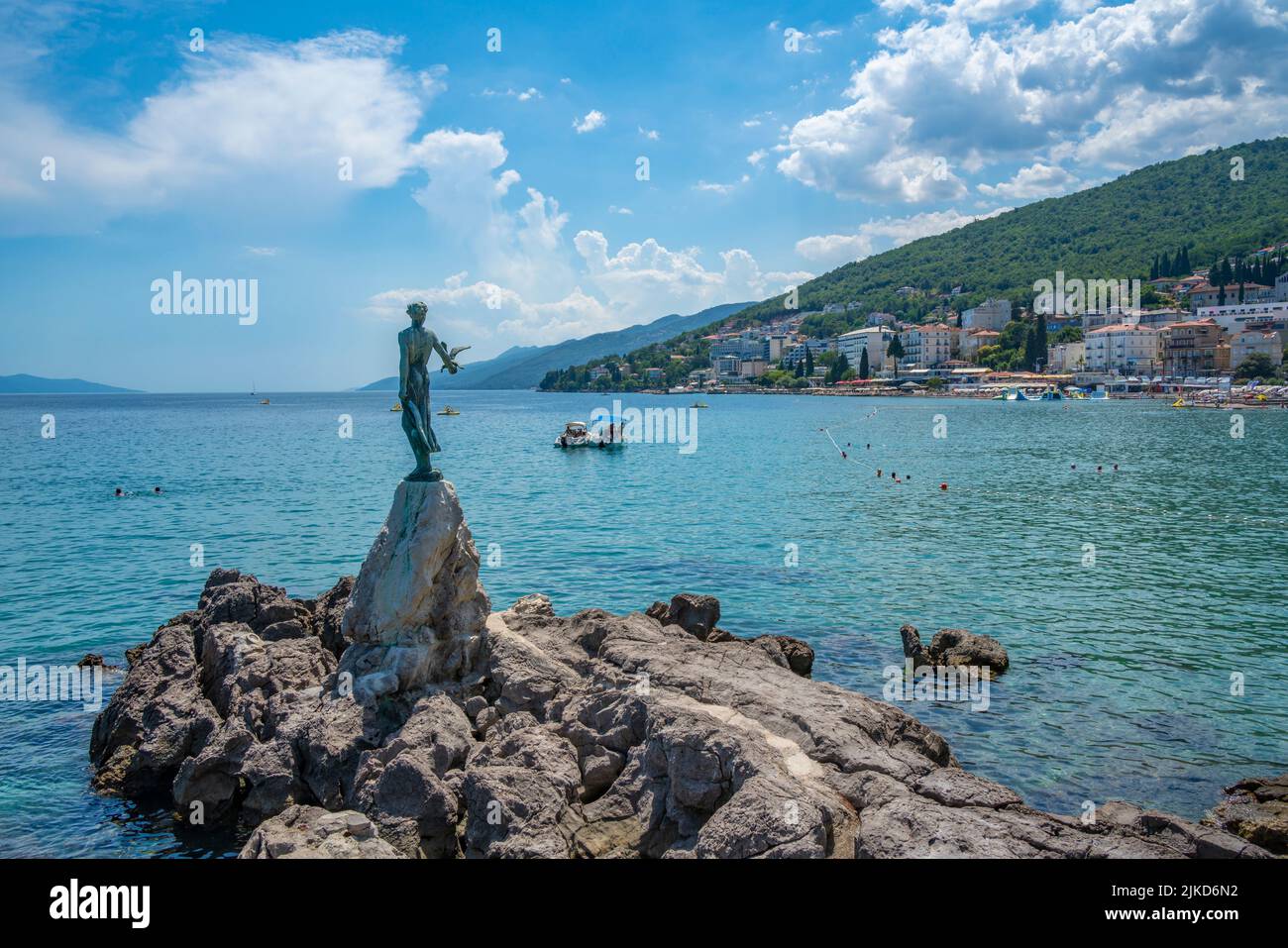 Blick auf das Mädchen mit der Möwenstatue, die Lungomare Promenade und die Stadt Opatija im Hintergrund, Opatija, Kvarner Bucht, Kroatien, Europa Stockfoto