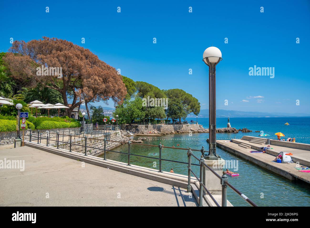 Blick auf die felsige Bucht und den Lungomare, Promenade und Maiden mit der Möwenstatue, Opatija, Kvarner Bucht, Kroatien, Europa Stockfoto