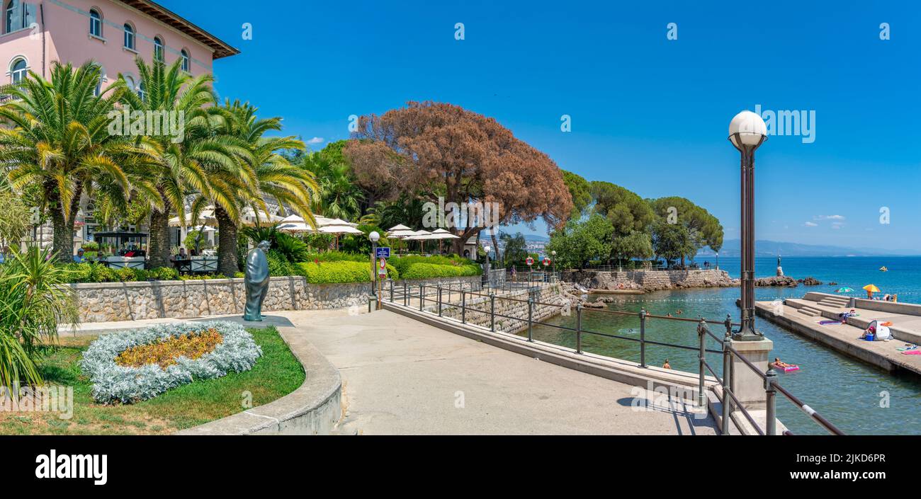 Blick auf die felsige Bucht und den Lungomare, Promenade und Maiden mit der Möwenstatue, Opatija, Kvarner Bucht, Kroatien, Europa Stockfoto