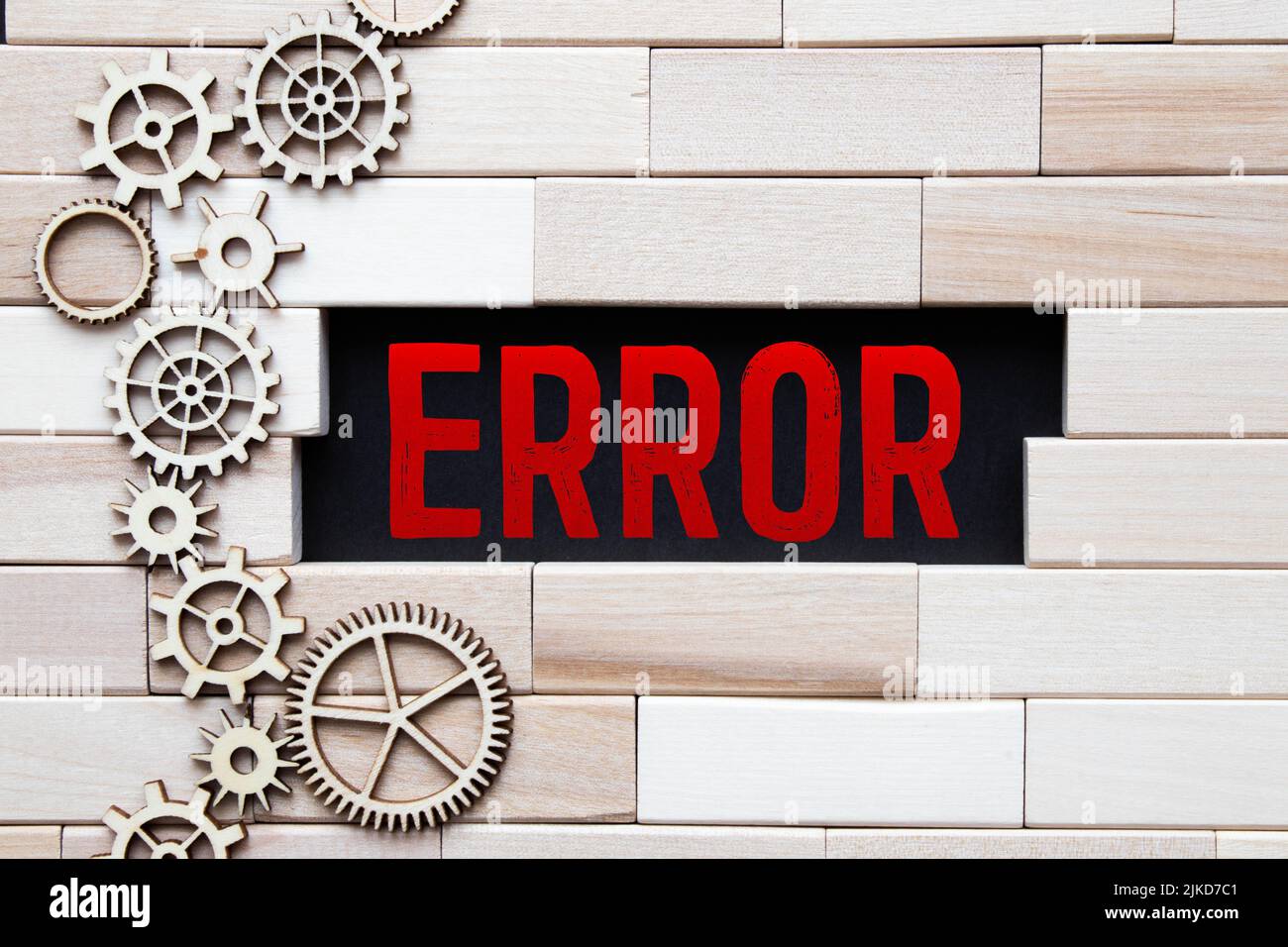 Konzeptionelles Foto mit selektivem Fokus auf strategisches Management mit farbenfrohen Puzzlesteinen zum Thema „Versuch und Irrtum“ Stockfoto