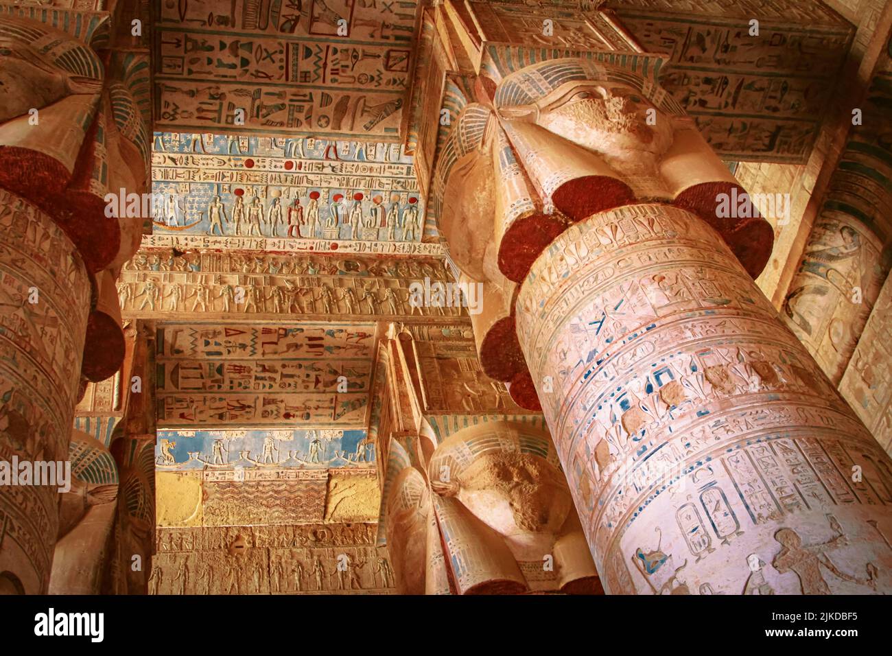 Die Ruinen des schönen alten Tempels von Dendera oder Hathor, Ägypten, Dendera Stockfoto