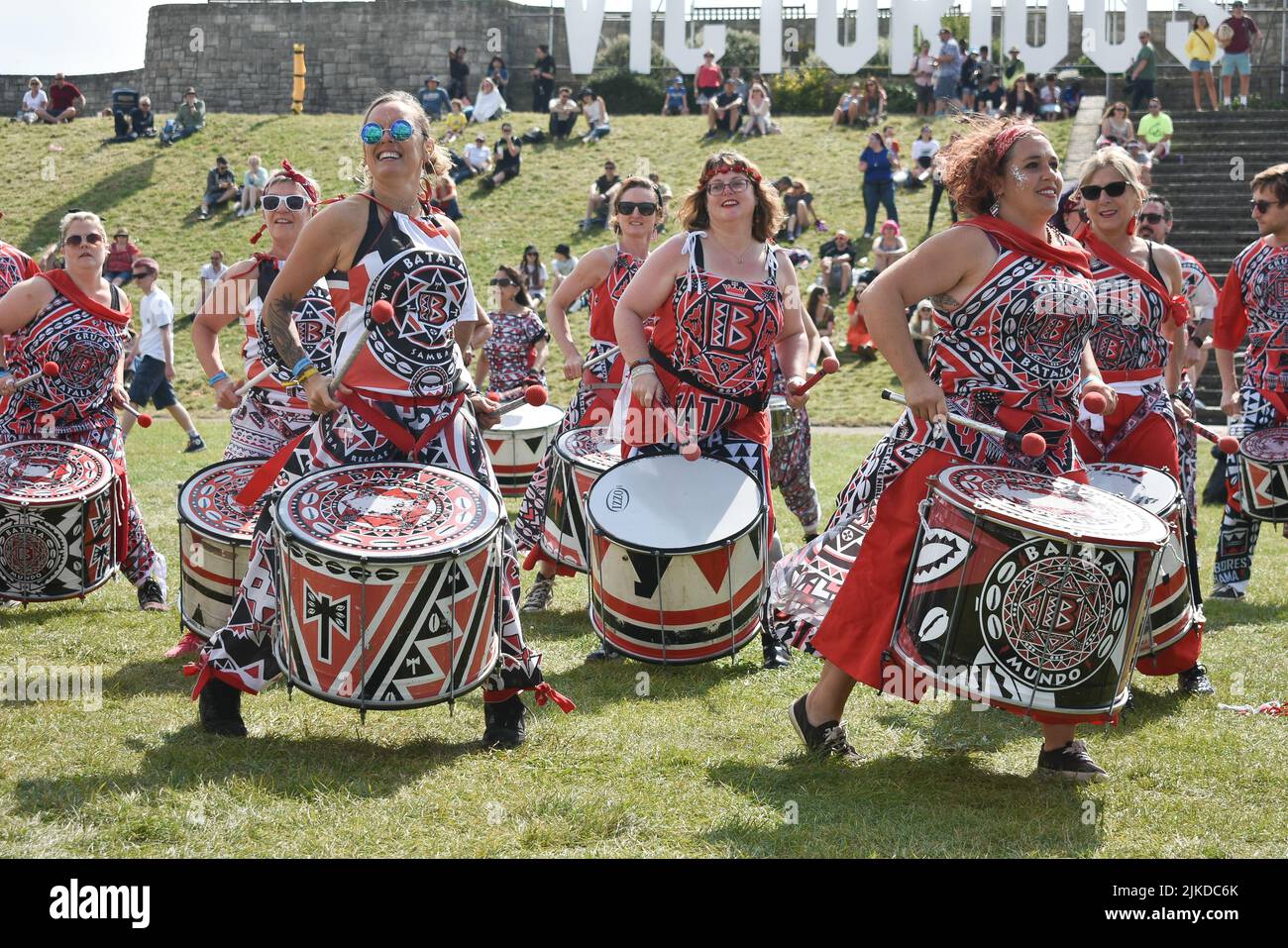 Batala Mundo Portsmouth Trommler vom 3. Tag des Victorious Festival 2021 (Sonntag, 29.. August 2021) Stockfoto