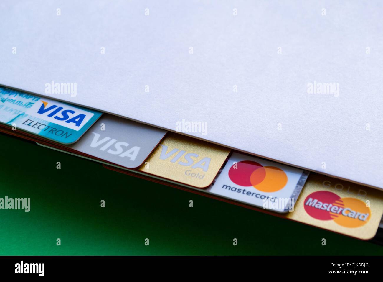 Moskau, Russland, August 2019: Notizblock mit Kreditkarten: Visa, Visa Gold, Visa Electron, Mastercard Gold. Logos halten Sie von einem Notizblock mit Platz für aus Stockfoto