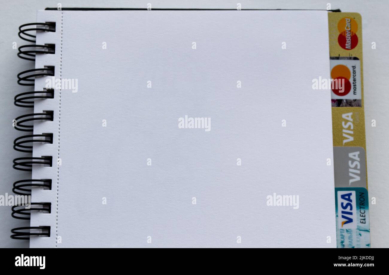 Moskau, Russland, August 2019: Notizblock mit Kreditkarten: Visa, Visa Gold, Visa Electron und Mastercard, Mastercard Gold. Logos sehen von einem Notizblock aus Stockfoto