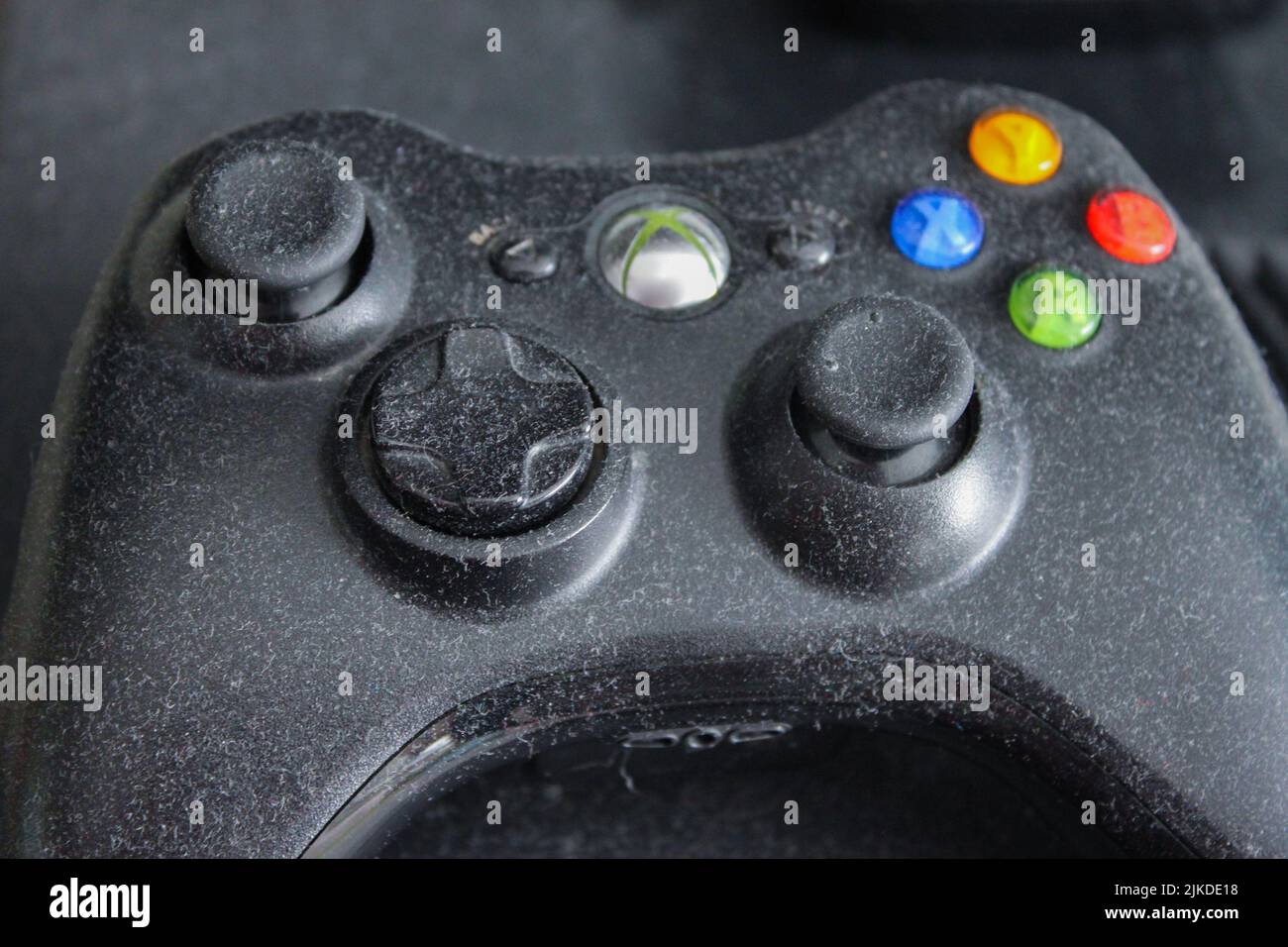 Moskau, Russland, 2020. Februar: Nahaufnahme der verlassenen Xbox-Spielkonsole, die mit Staub bedeckt ist. Stockfoto