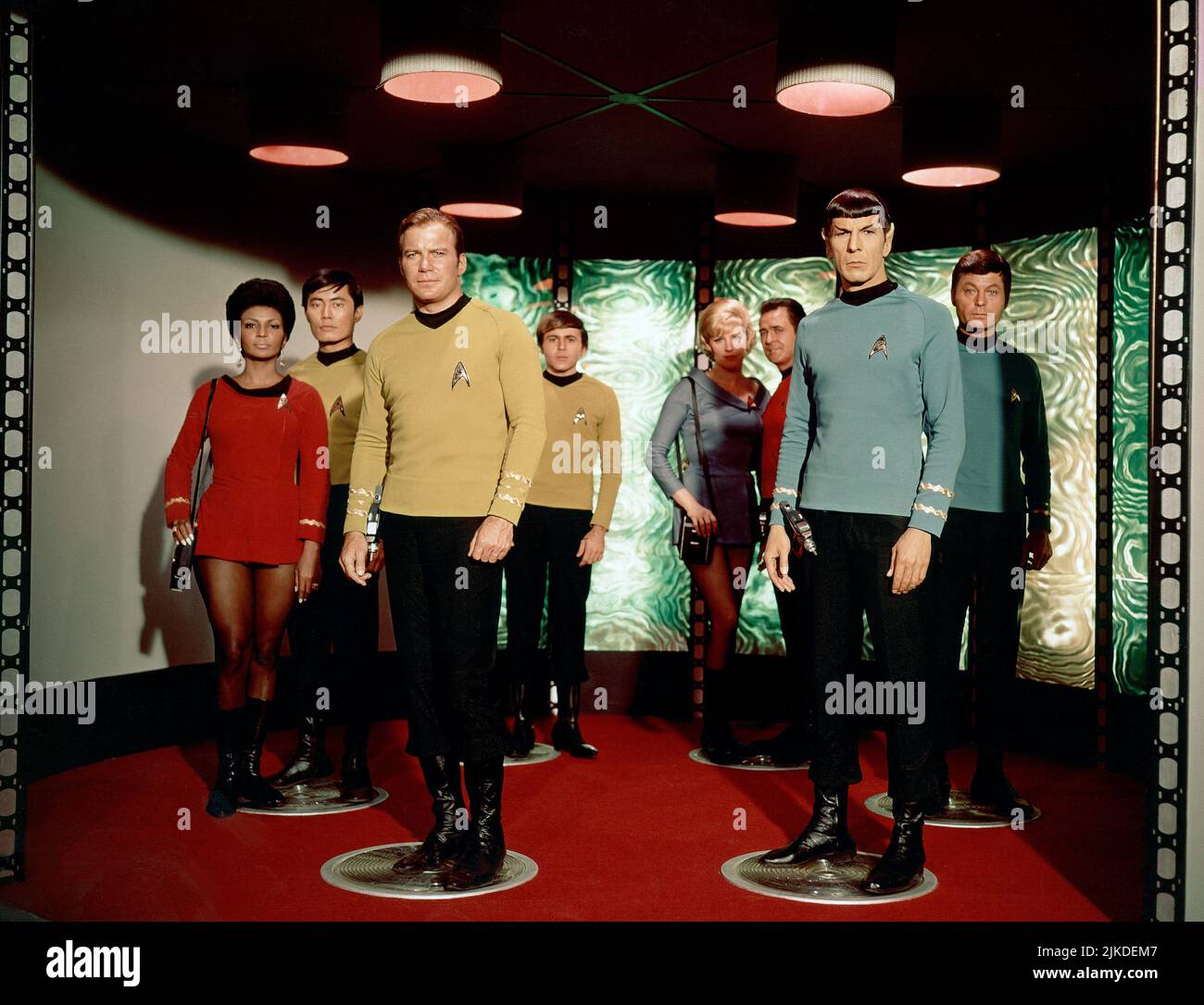Studio Publicity: 'Star Trek' um 1965 NBC Nichelle Nichols, George Takei, William Shatner, Walter Koenig, Majel Barrett, James Doohan, Leonard Nimoy, DeForest Kelley Credit: PictureLux/The Hollywood Archive/Alamy Live News Stockfoto