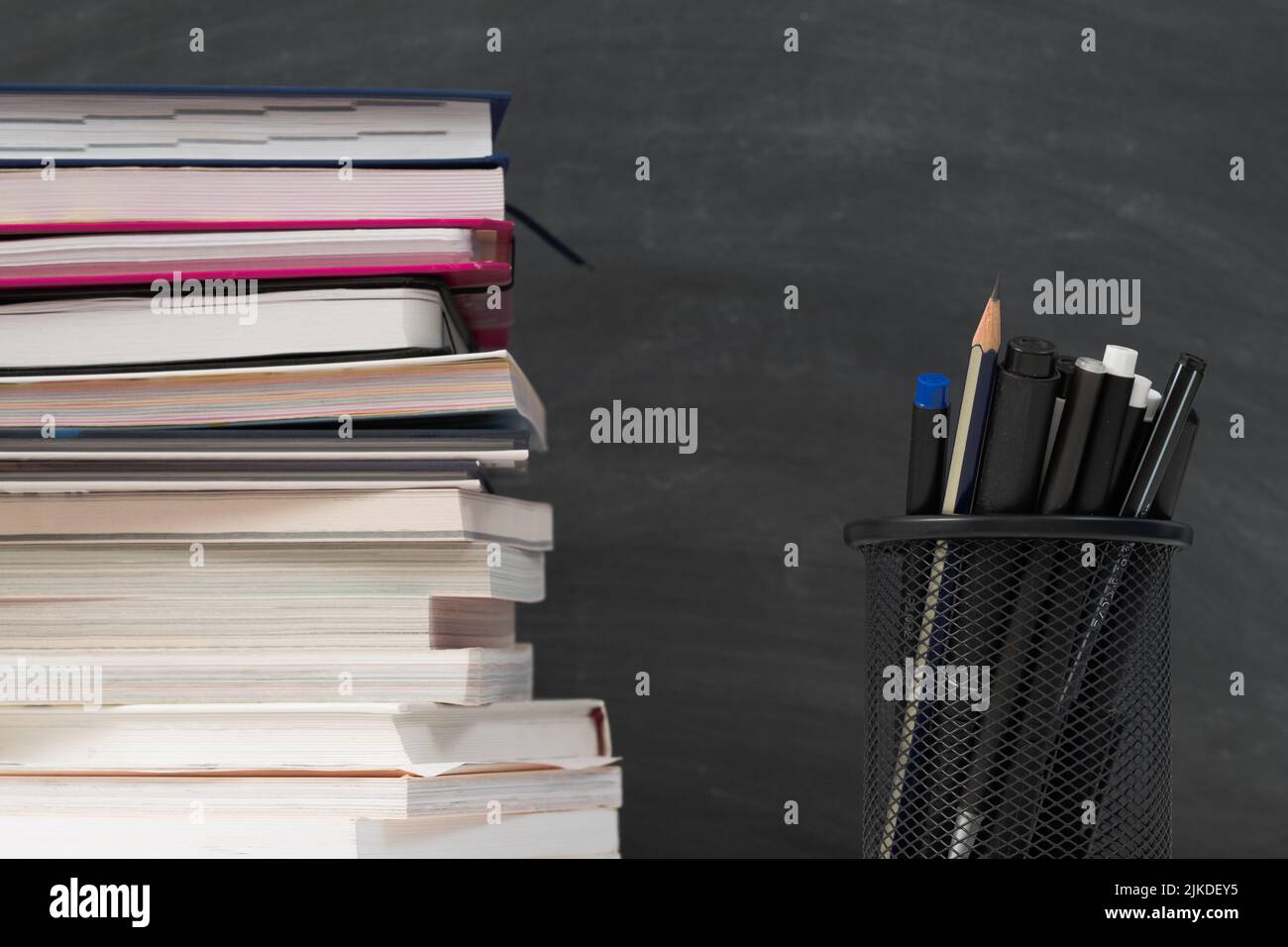Bildungskonzept Buchstapel leere Tafel Stockfoto
