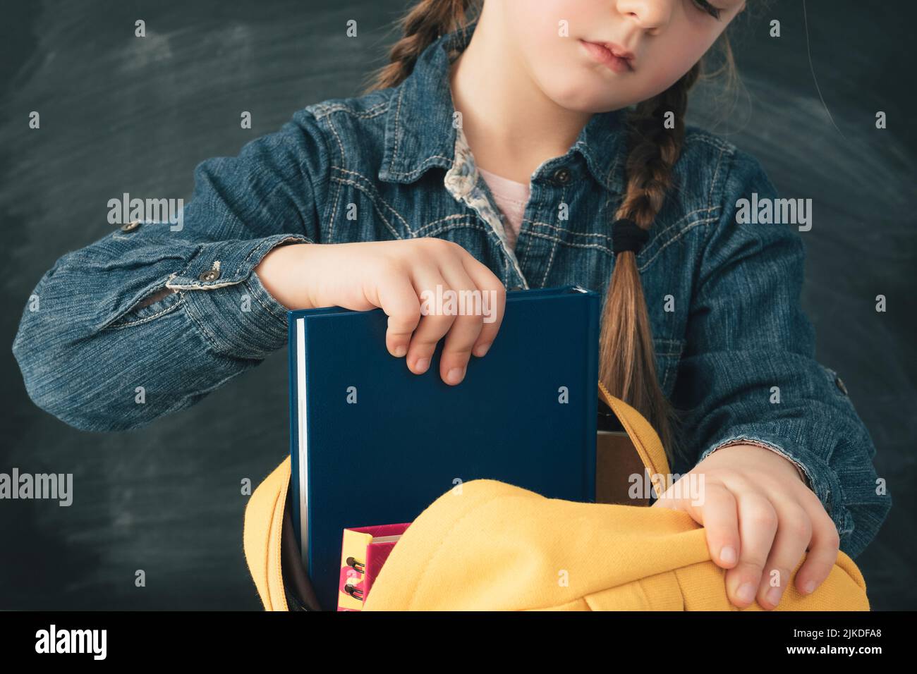 Zurück zur Schule Mädchen Verpackung Bücher Rucksack Stockfoto