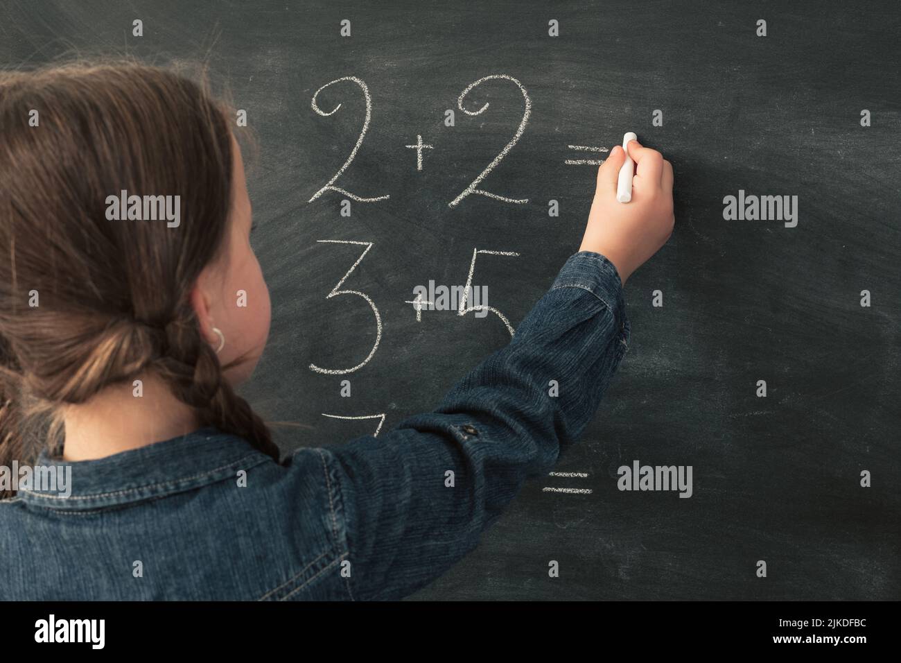 Grundschulbildung Mädchen tun Mathematik Kreidetafel Stockfoto