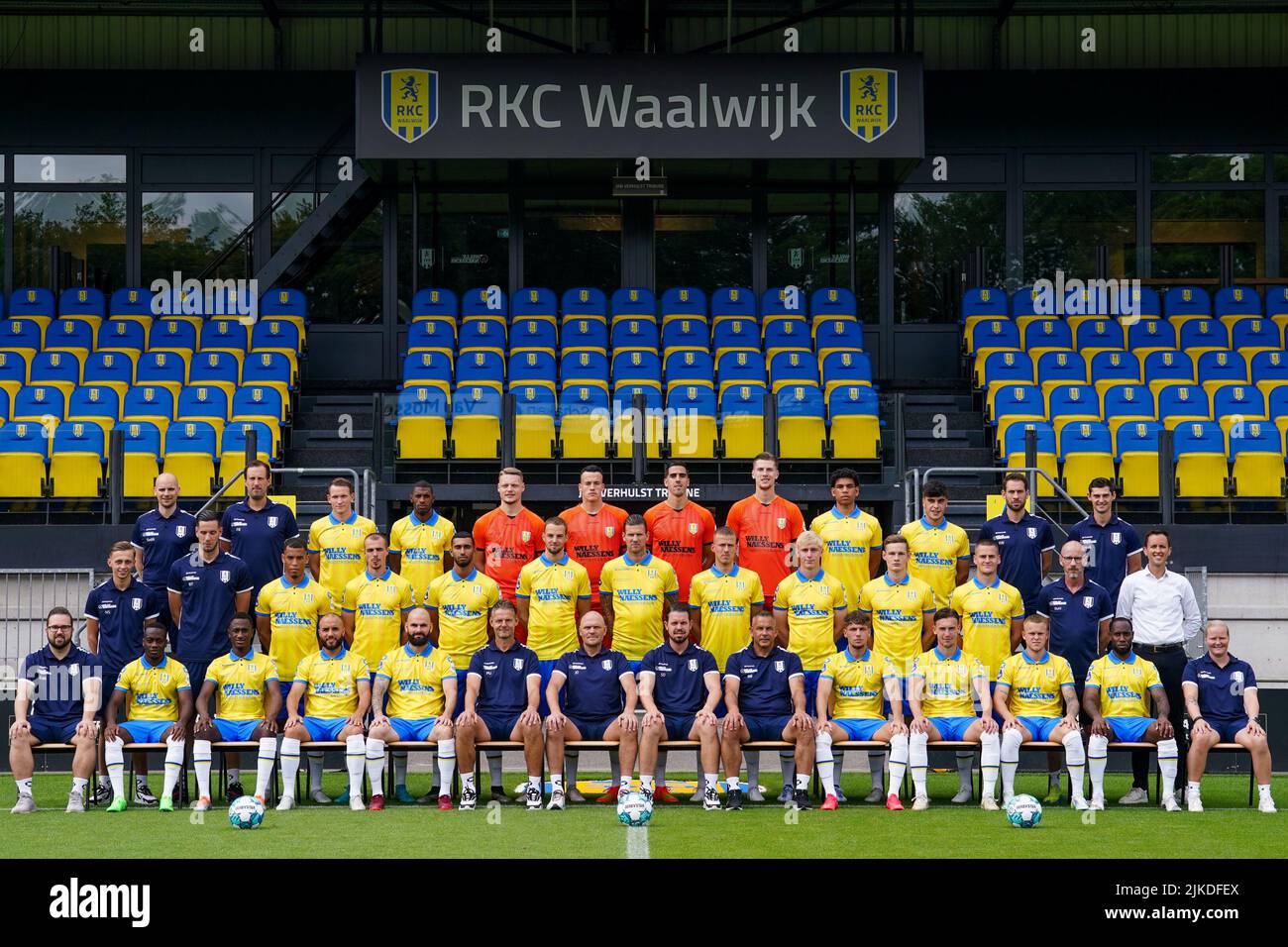 WAALWIJK, NIEDERLANDE - 1. AUGUST: TeamPhoto mit der obersten Reihe Sander van den Anker von RKC Waalwijk, Folkert Boer von RKC Waalwijk, Julian Lelieveld von RKC Waalwijk, sagte Bakari von RKC Waalwijk, Joey Kesting von RKC Waalwijk, Etienne Vaessen von RKC Waalwijk, Joel Pereira von RKC Waalwijk, Mark Spenkelink von RKC Waalwijk, Shawn Adewoye von RKC Waalwijk, Julen Lobete von RKC Waalwijk, Rob Westerlaken von RKC Waalwijk und Nick van Aken von RKC Waalwijk, mittlere Reihe Nyo Sulsters von RKC Waalwijk, Bart Tinus von RKC Waalwijk, Jurien Gaari von RC Waalwijk, Lars Kwalwijk, Nieuwpoort Yassin Oukili von RKC Waalw Stockfoto