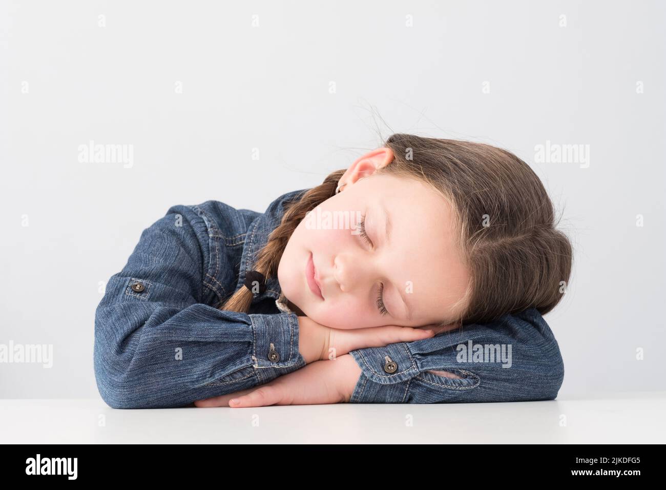 Kids Lifestyle müde junge Mädchen Schlaftisch Stockfoto