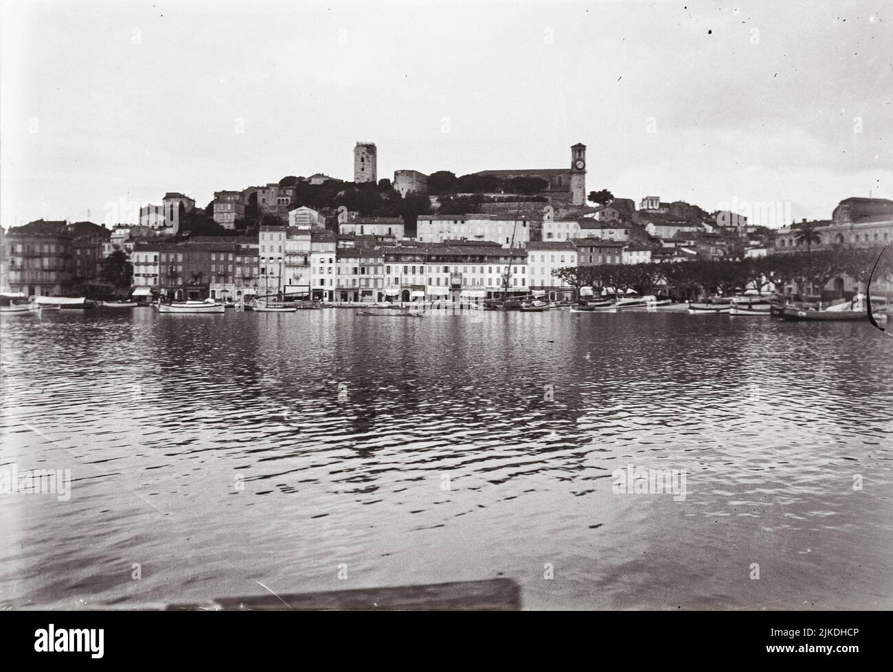Blick vom Meer aus auf den alten Hafen von Cannes Anfang 1900s Stockfoto