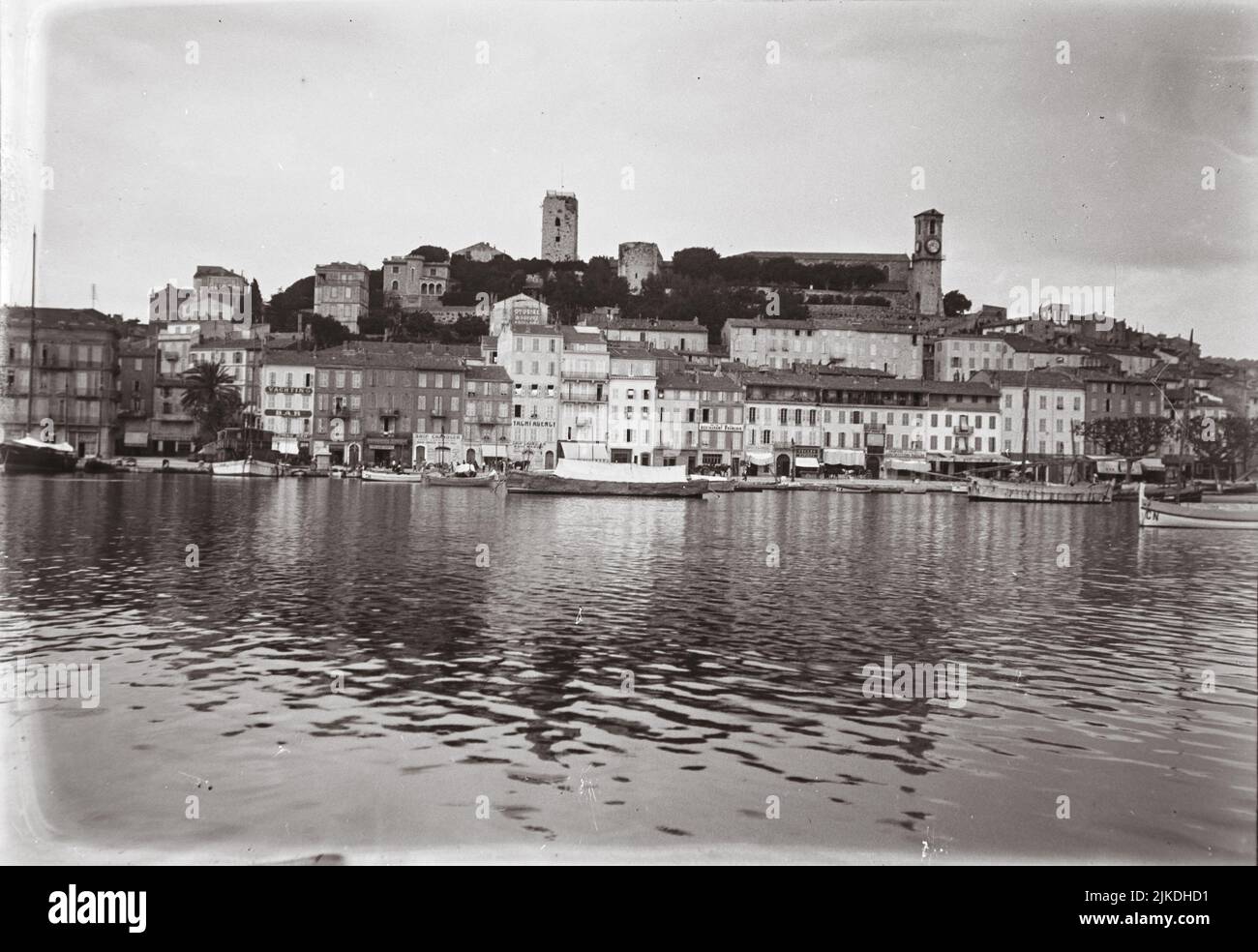 Blick vom Meer aus auf den alten Hafen von Cannes Anfang 1900s Stockfoto