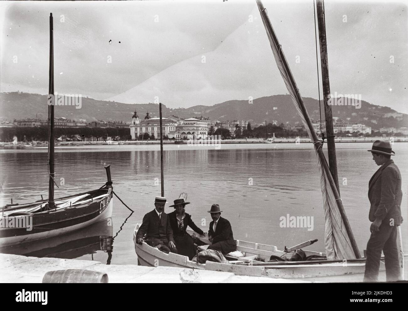 Bourgeois in einem Boot am Dock-Rand vor dem Cannes Casino in den frühen 1900s Stockfoto