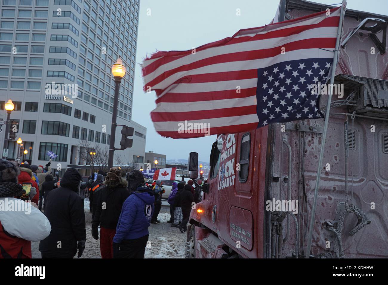 Ein Sattelschlepper, der eine umgekehrte amerikanische Flagge führt, wird während der Kundgebung des „Convoie de la Liberte“ (Freiheitskonvoi) in Quebec City am Freitag, dem 4. Februar 2022, gesehen. Stockfoto