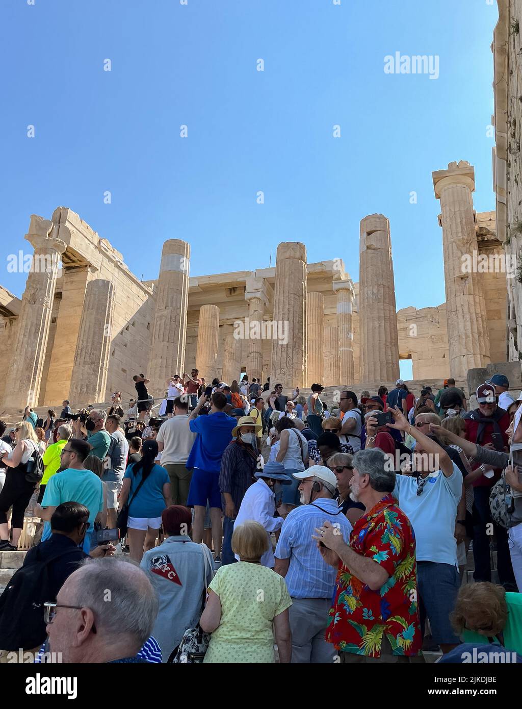 ATHEN, GRIECHENLAND - 14. MAI 2022: Eine Touristenschar stürmt die Akropolis nach ihrer Eröffnung. Sonniger Tag. Stockfoto
