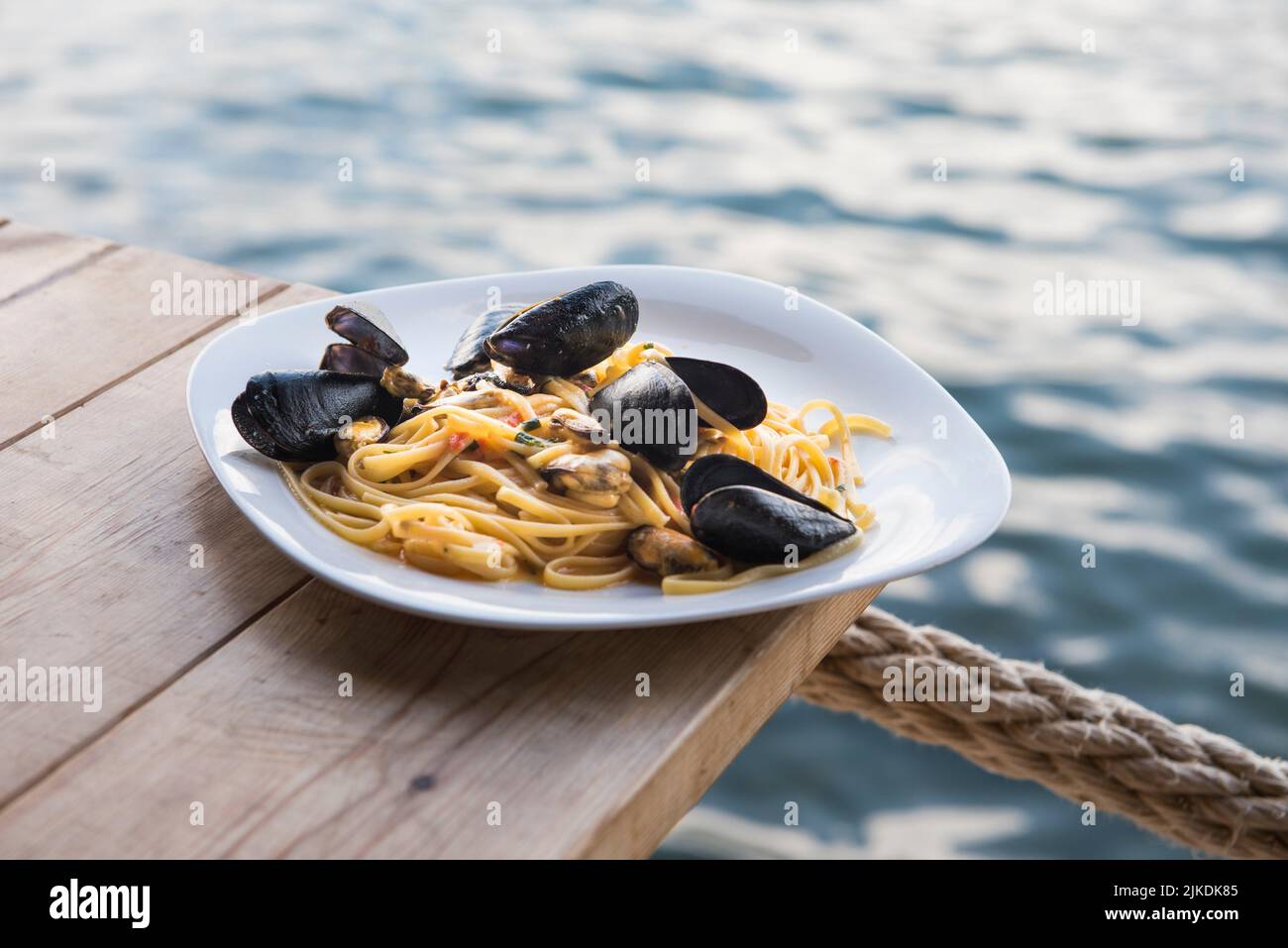 Restaurant ''The Mussel House'' Spezialitäten von Bouchot Muscheln aus dem See Butrint, an dessen Rand es sich befindet, in Ksamil, in der Nähe von Saranda, Ionisches Stockfoto