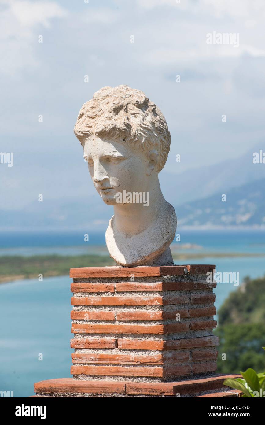 Kopie des Kopfes der ''Göttin von Butrint'' (das Original, viel schöner, im National Museum of History in Tirana) im Stockfoto
