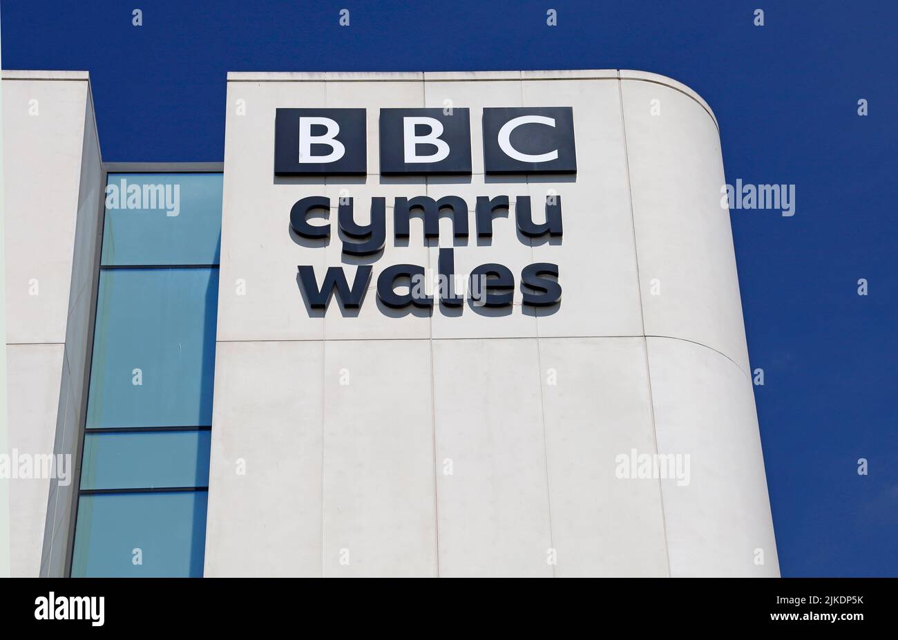 BBC Cymru/Wales Gebäude und Logo. Central Square, Cardiff. Stadtzentrum. Sommer 2022. August. Stockfoto